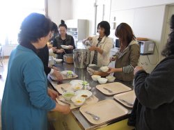 配膳 配膳の様子の写真