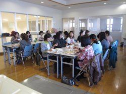 給食試食 給食試食を試食している写真